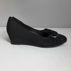Baretraps Londyn Black Memory Foam Closed Toe Wedge Pumps size 9.5